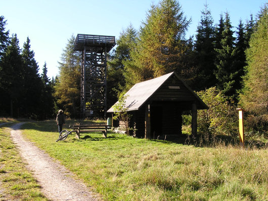 Ziegenhelle mit Aussichtsturm und Schutzhütte.